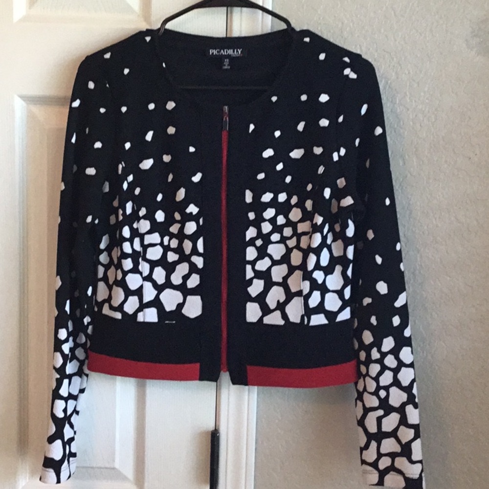 Stylish crop jacket with zip front.